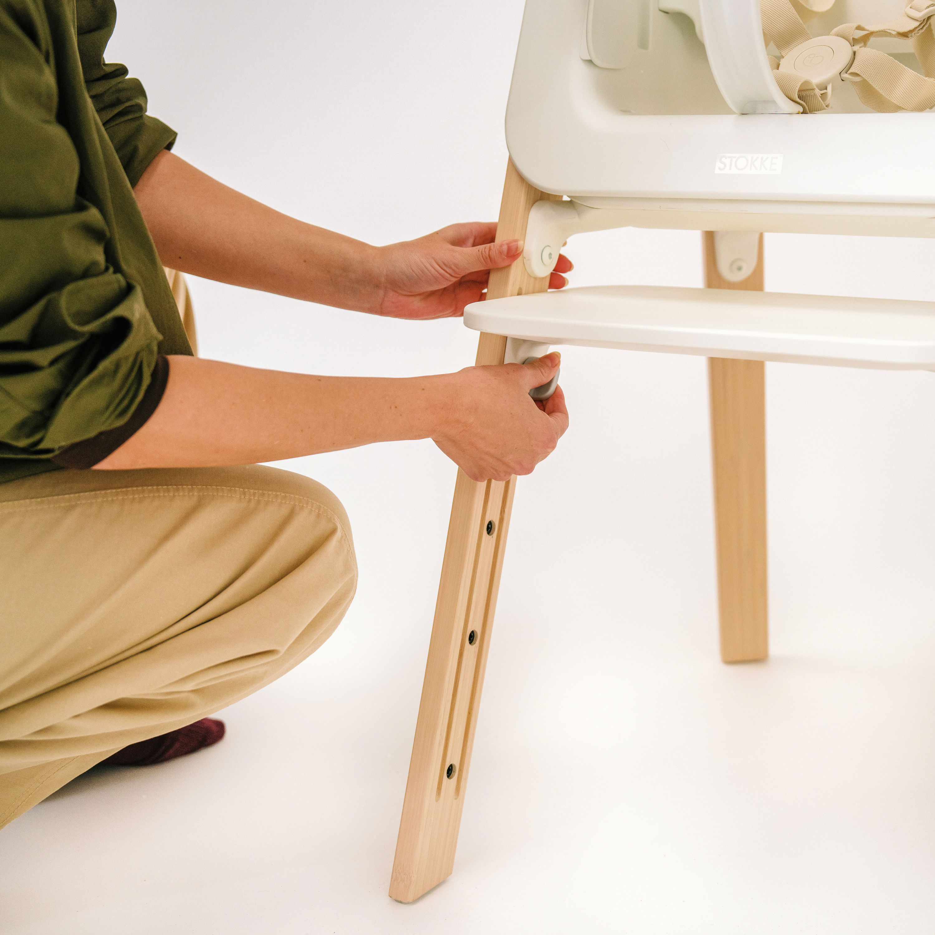 Stokke_Xleap Steps Lifestyle_NatWhi_Feature_251202-1970_1-1_eCom
