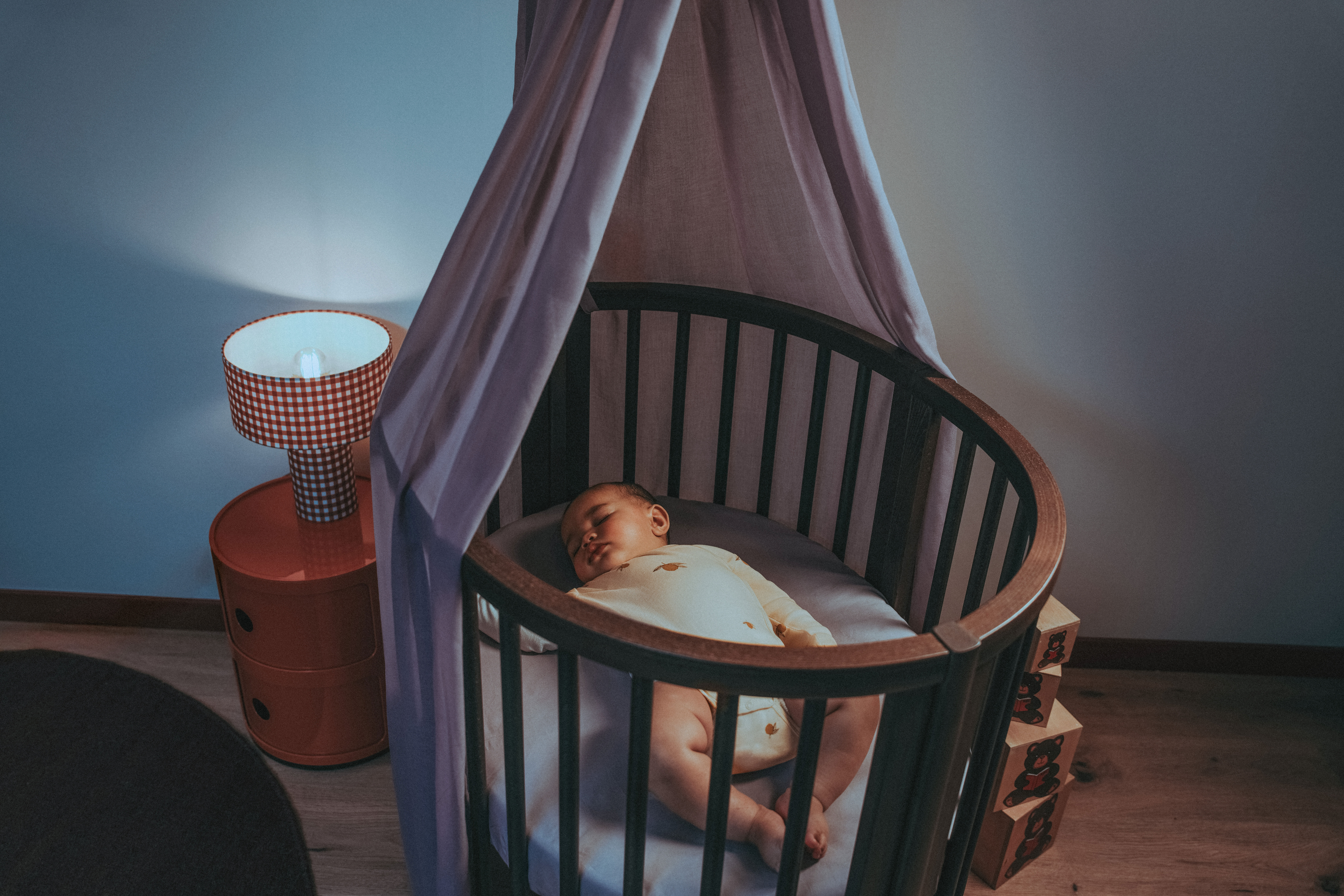 Stokke® Sleepi™ Mini Warm Brown. Canopy Lilac. Done by Deer Sleepy Bag.