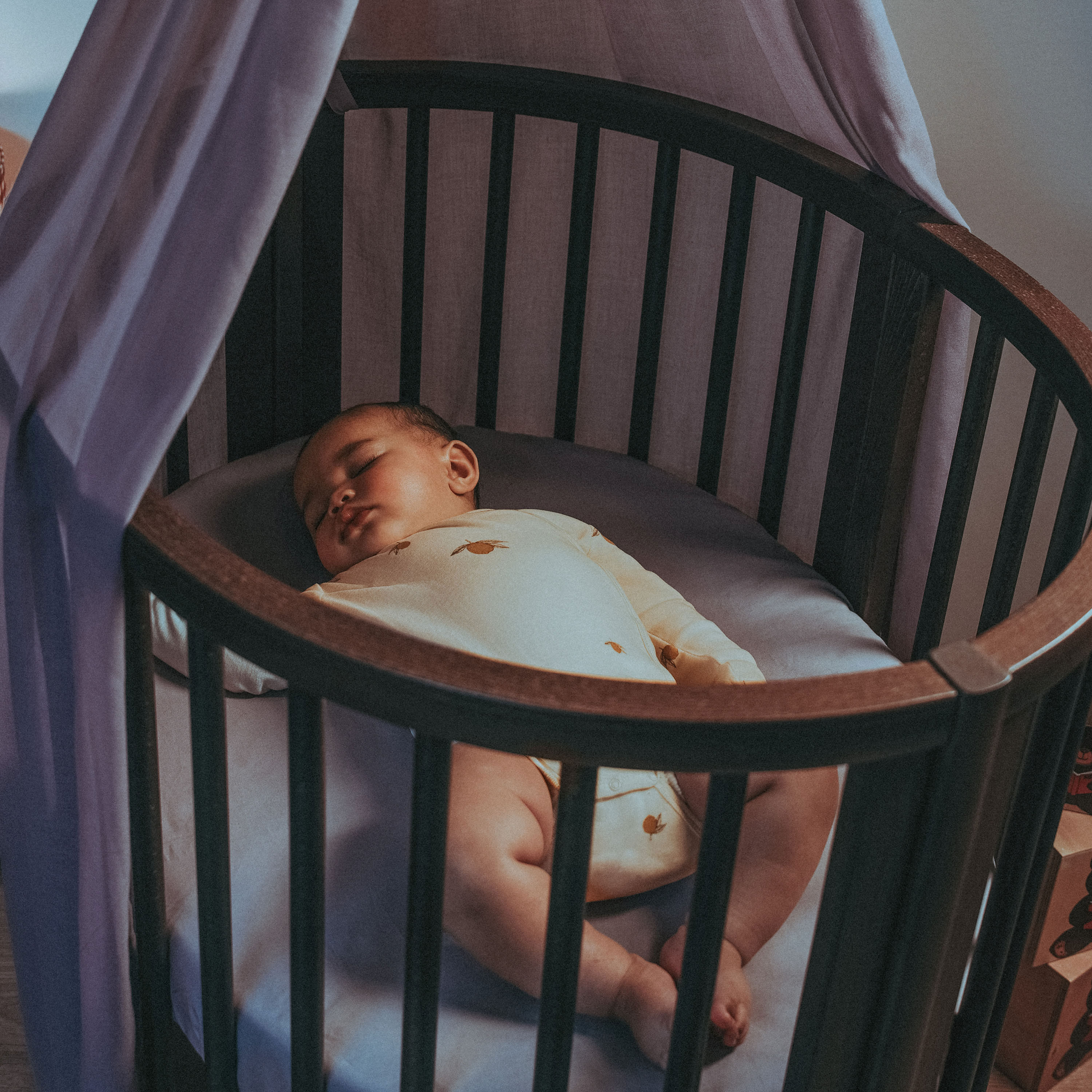 SleepiMini_WarmBrown_canopy_DbD-SleepyBag_260122-1406_1-1_eCom